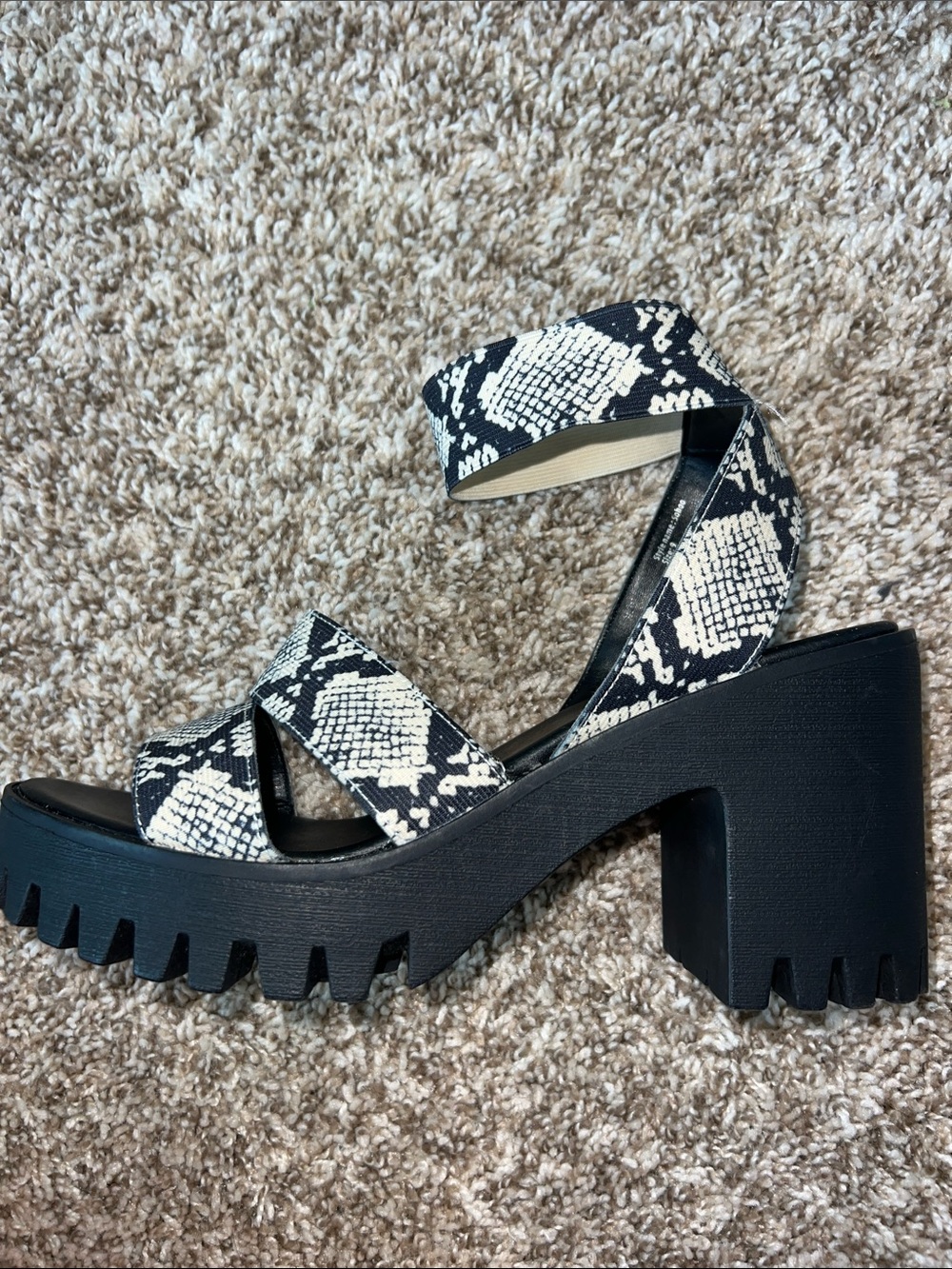 Madden Girl Black & White Snake-Print Platform Sandals- Worn once! Size 9! - Picture 7 of 12